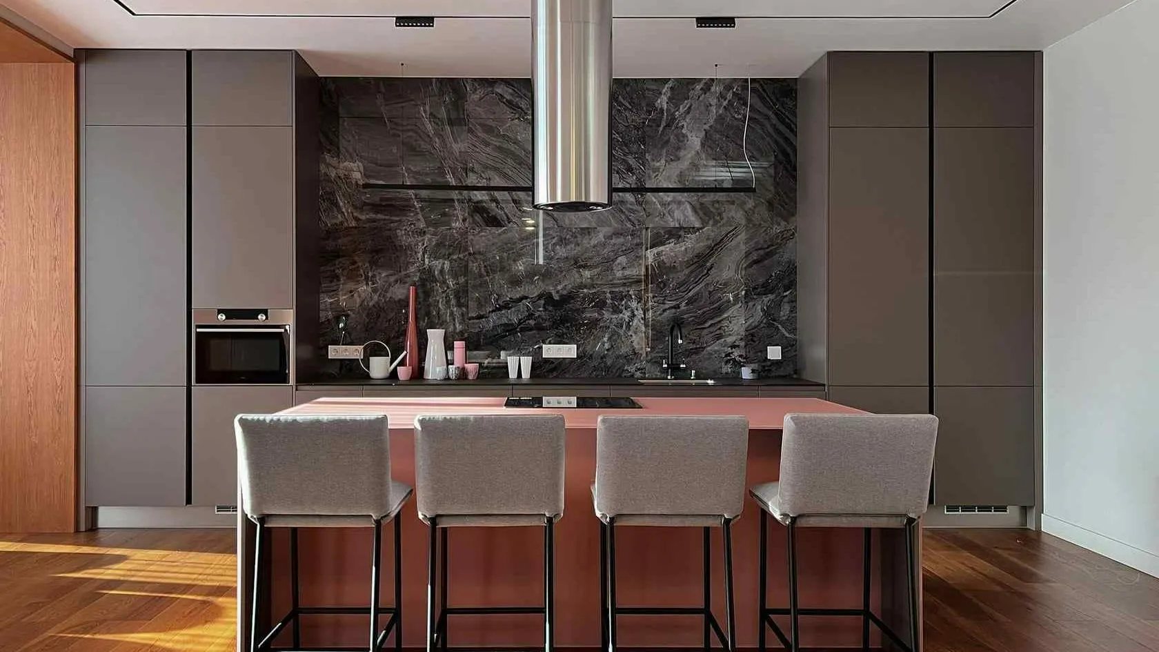 Video önizlemesi: Video tur: 187 m² dairede nehir manzarası ve şehir merkezinde teras
